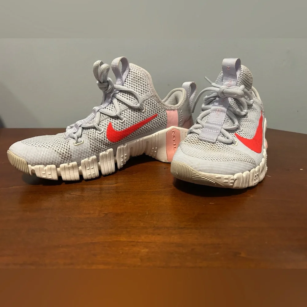 women’s Nike free metcon 3 grey/ crimson size 8 - Picture 2 of 15